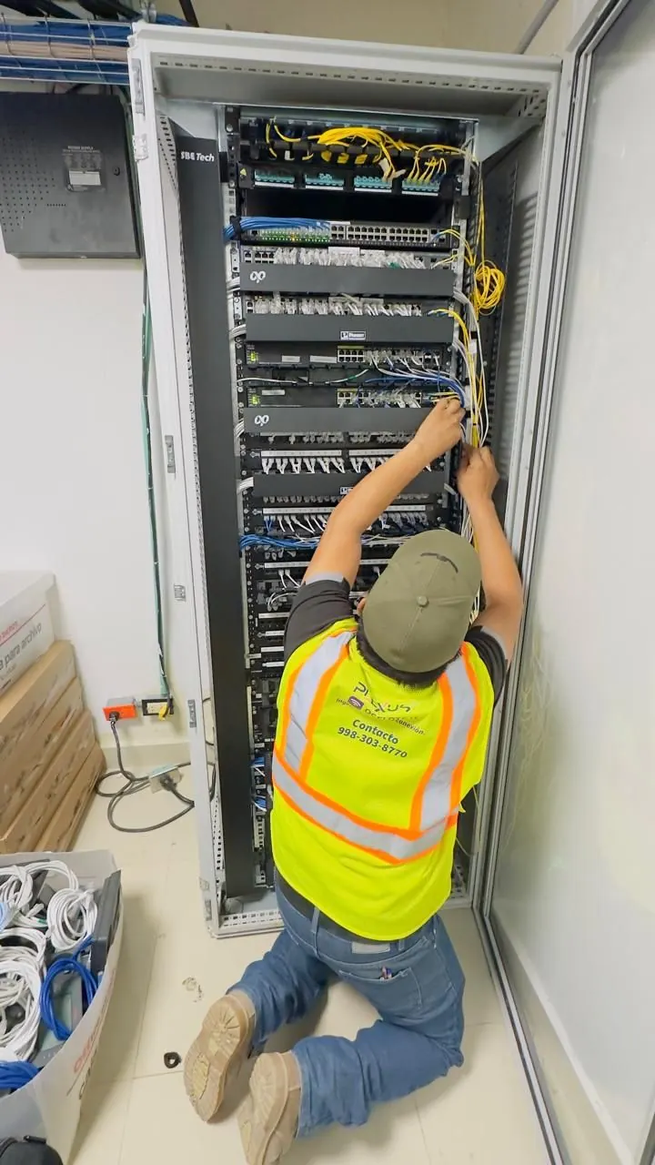 Técnico armando y cableando un rack