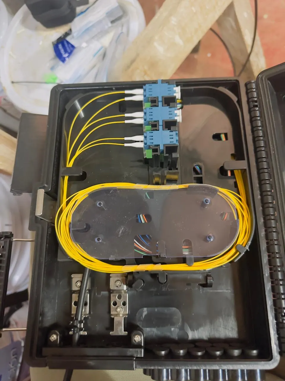 Caja terminal de fibra con empalmes y acopladores