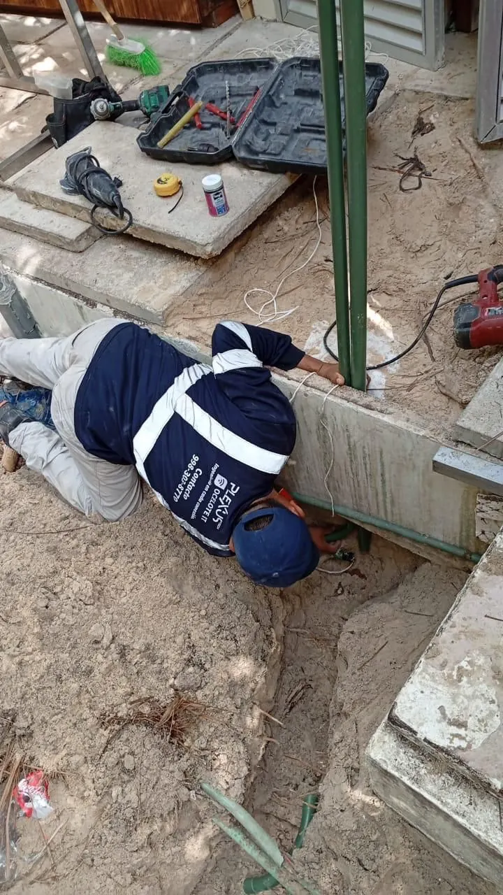 Canalización bajo un escalón