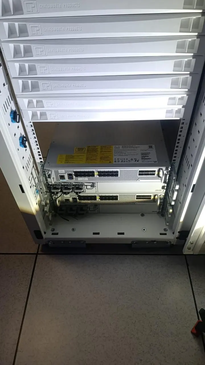 Instalación de equipo dentro de gabinete