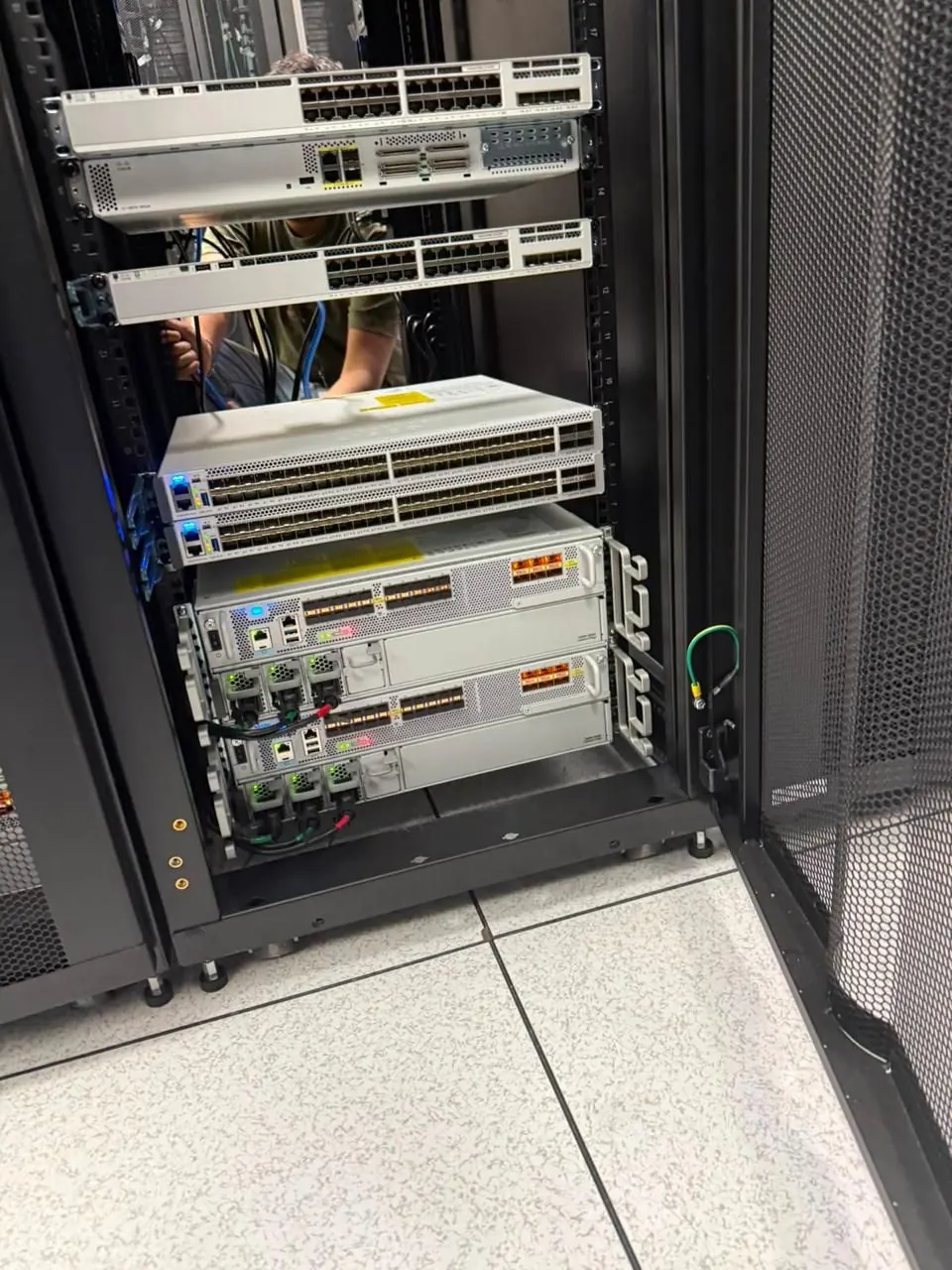 Montaje de equipo en rack sobre piso técnico
