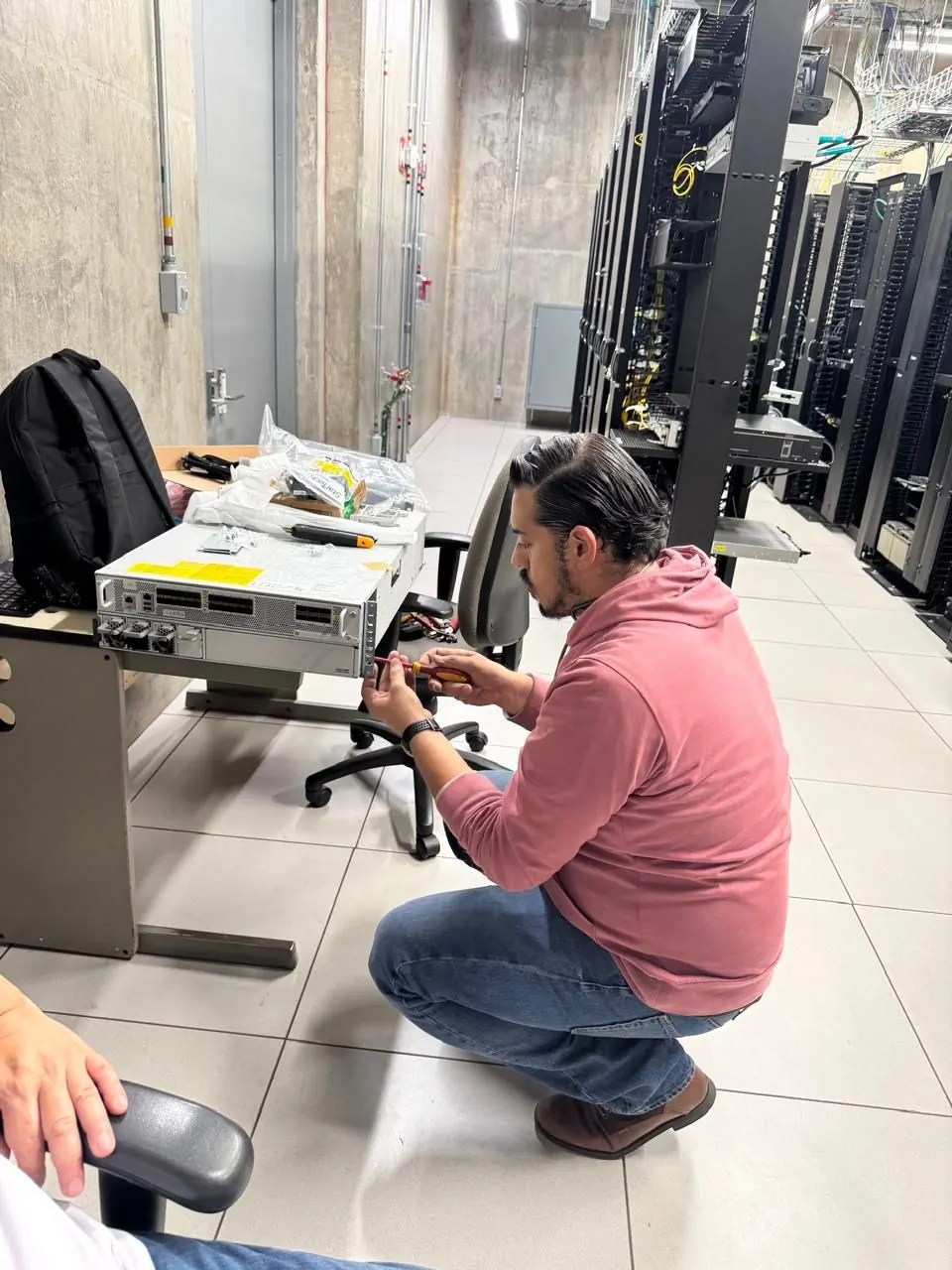 Preparación de equipo en sala de centro de datos