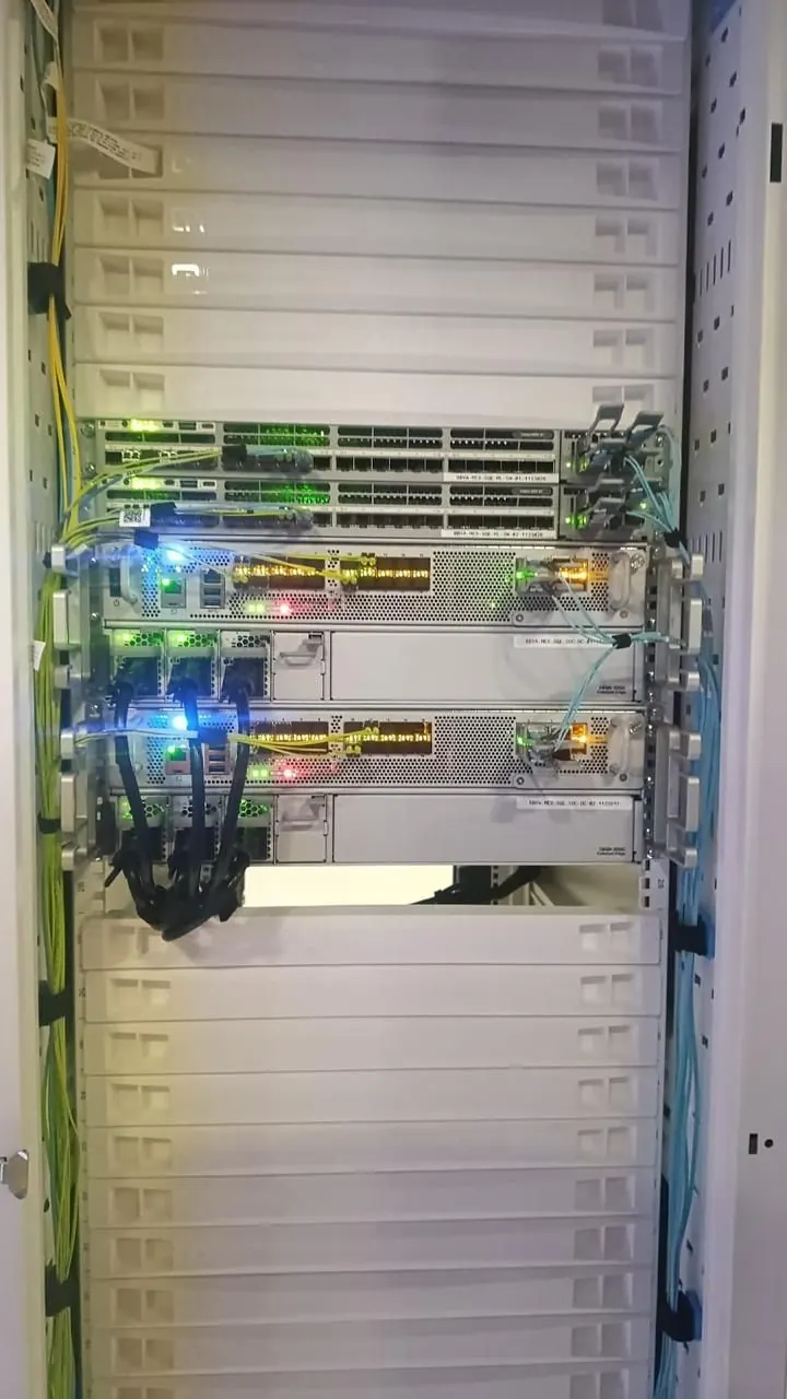 Equipo energizado en sala de centro de datos