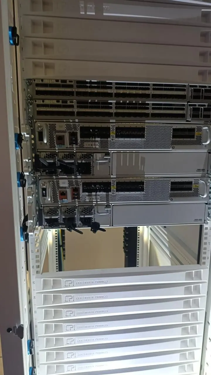 Rack con paneles ciegos y guías de cable