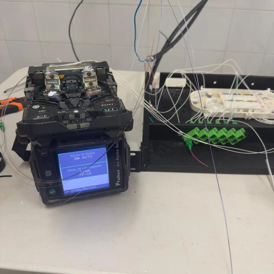 Fusionadora de arco en modo monomodo junto a un distribuidor de fibra
