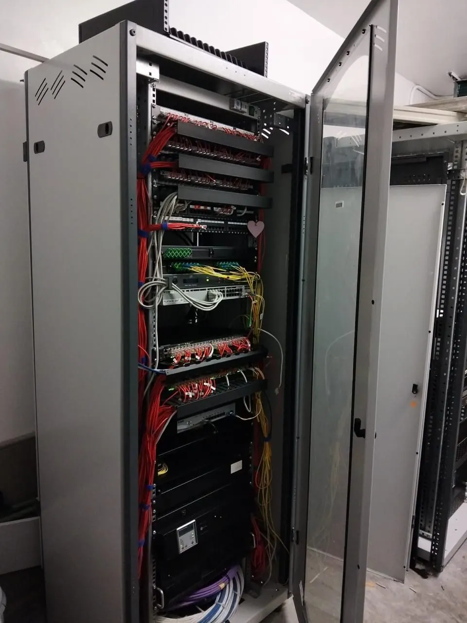 Gabinete de telecomunicaciones con parcheo