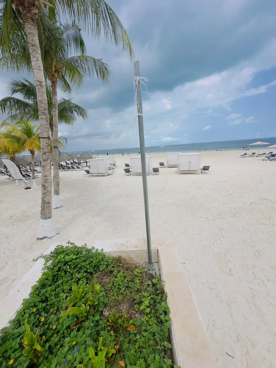 Poste para access point instalado en la playa de un hotel
