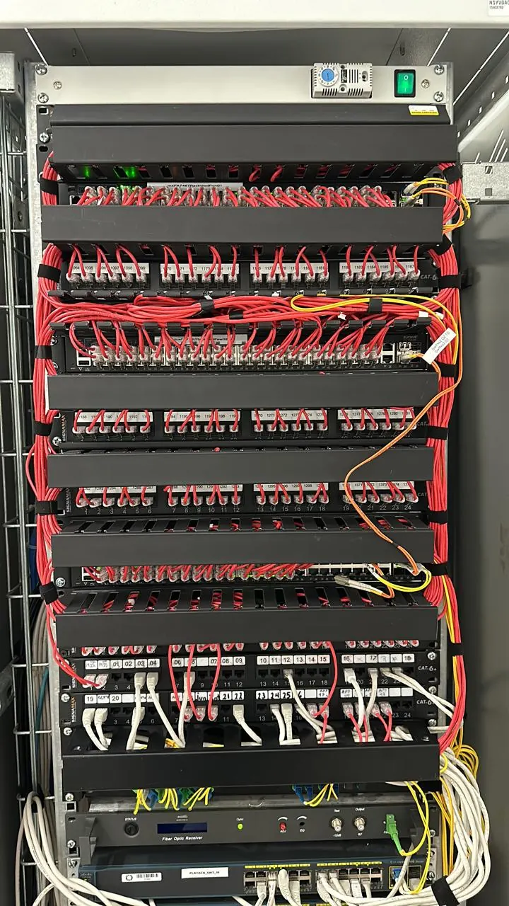 Rack de IDF con patch panels, organizadores y parcheo ordenado