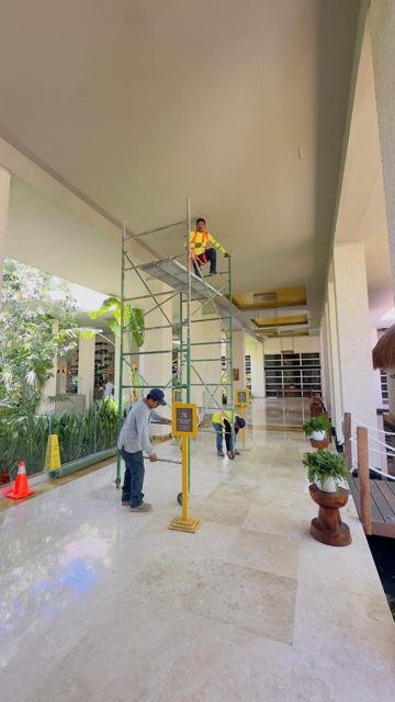 Trabajo en altura en pasillo de hotel en operación