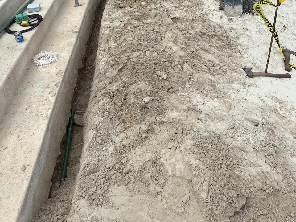 Trinchera con ducto junto a la escalinata de playa